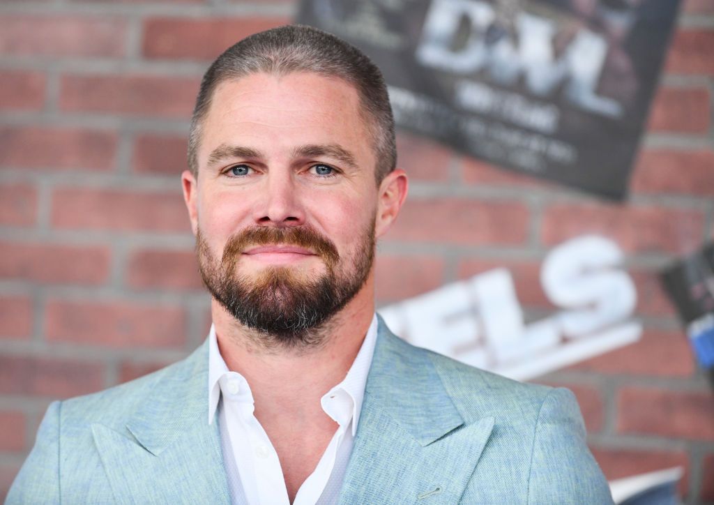 stephen amell attends the starz premiere of new series news photo